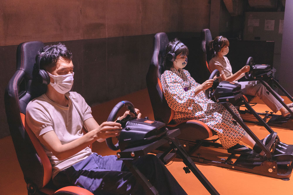 映像を使わず音だけで楽しむレーシングゲーム「大爆走!オーディオレーシング」。万博の催し会場にも設置される(撮影:丸尾隆一)