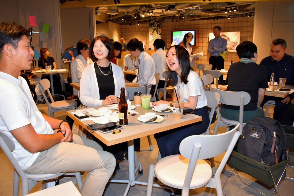 視覚障害者との交流イベントで、お酒を飲みながら会話を楽しむ参加者たち