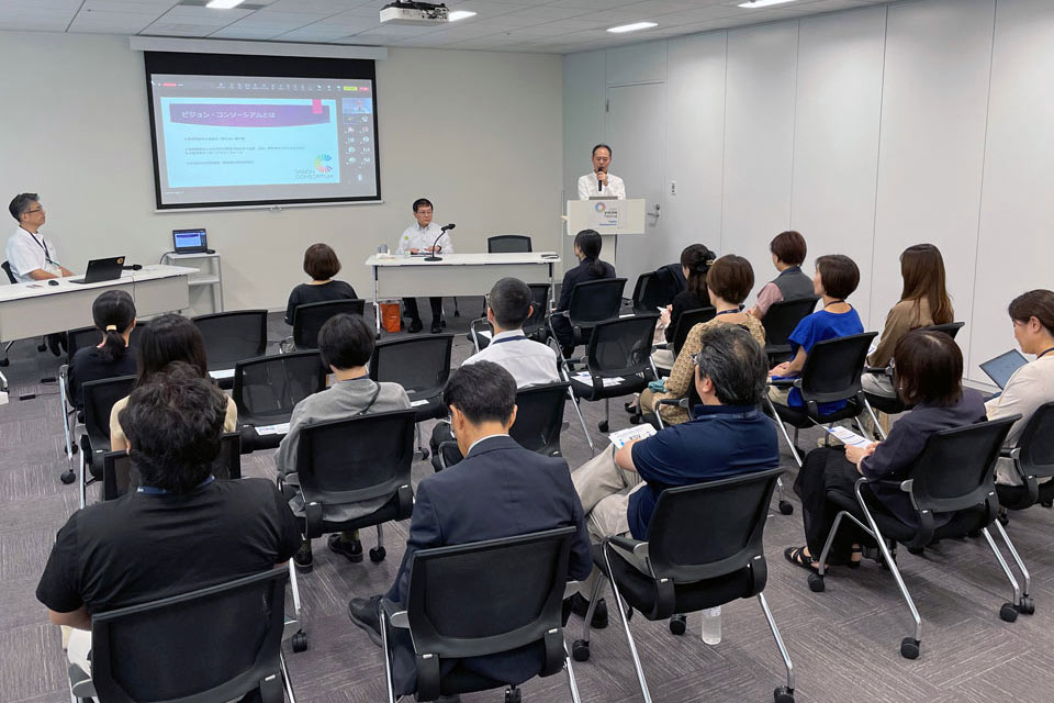 参天製薬の社内イベント「VISION Festival」で行われたビジョン・コンソーシアムと点字毎日についての講演会