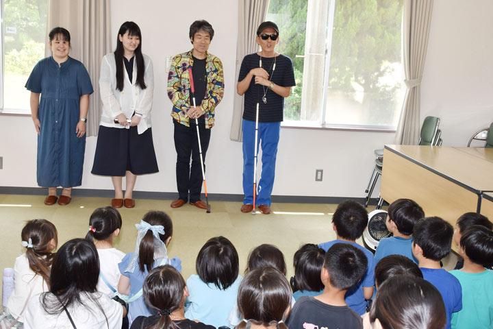 白杖を手にした講師らと学童クラブの子どもたち