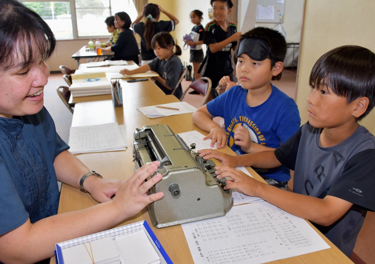 点字タイプライターで自分の名前を打つ体験