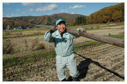 作業をする田尻さん