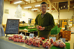 農園そばの無人販売所には県外からもお客が来る