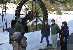 水力発電用の水車を前に打ち合わせをする土遊野のメンバー=富山市土で、青山郁子撮影