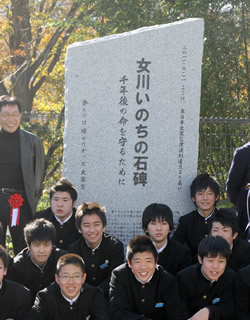 建立された「女川いのちの石碑」の前で笑顔を見せる町立女川中の生徒たち=宮城県女川町で11月23日、金森崇之撮影