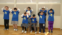自分たちで振り付けを考えた「あたりまえ体操」を行う県立東金特別支援学校の児童・生徒たち=千葉県東金市で3日、後藤豪撮影