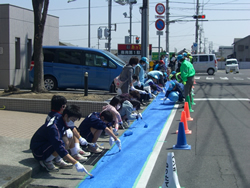 高松市立太田南小の児童らがカラー舗装した歩行者用道路