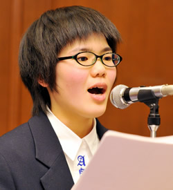 司会を務めた兵庫県立淡路高校の渋 谷菜々美さん