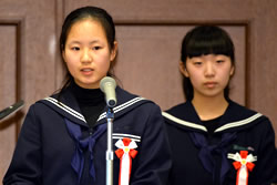 中学生部門・優秀賞を受賞し、発表 する徳島市津田中の生徒たち