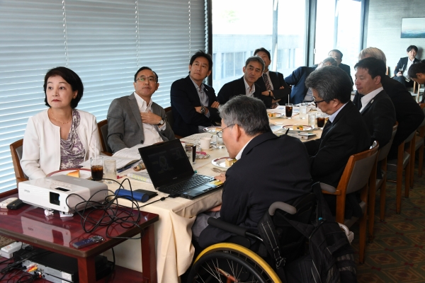 鈴木大地スポーツ庁長官(奥左から3人目)らが出席し開催された「毎日ユニバーサル委員会」座談会