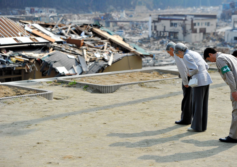 東日本大震災の被災地、宮城県南三陸町で犠牲者の冥福を祈って黙礼される両陛下2011年4月27日(代表撮影)