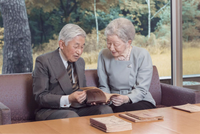 天皇陛下と古い教科書を見ながら話される皇后さま=皇居で2016年9月(宮内庁提供)