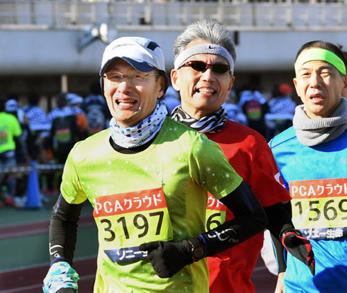 昨年2月、第67回別府大分毎日マラソンに出場し、ゴールを目指す山中氏=大分市営陸上競技場で